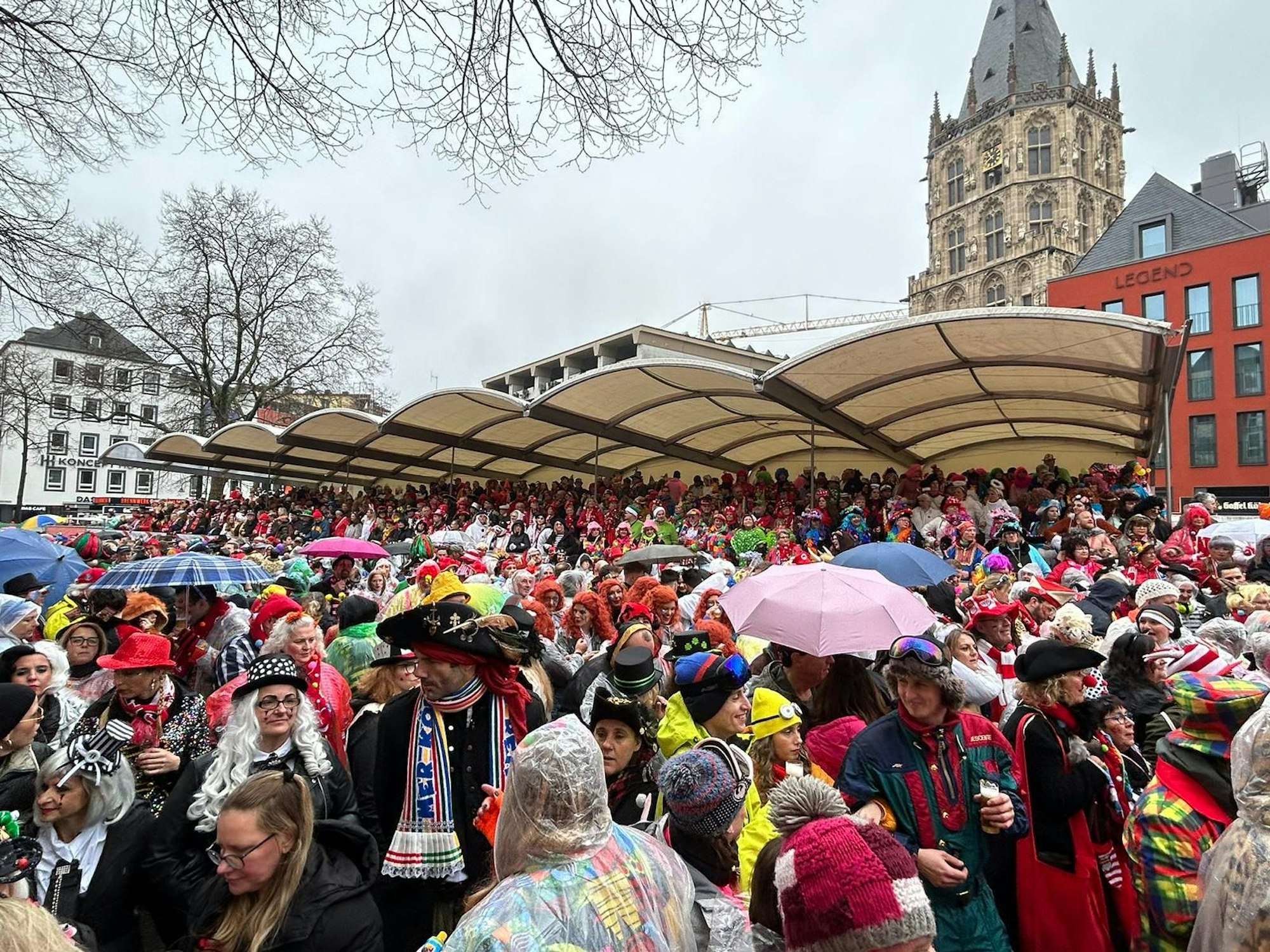 Jecke feiern auf dem Alter Markt in der Kölner Altstadt die Eröffnung des Straßenkarnevals.