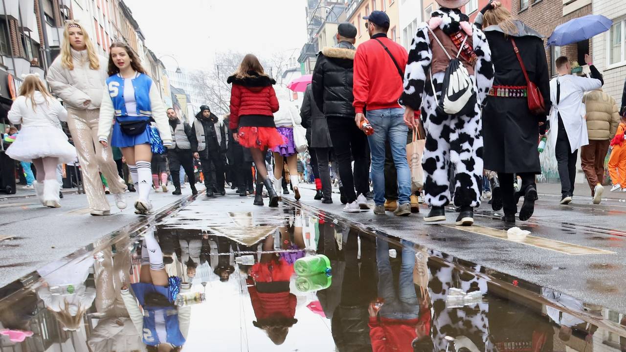 Weiberfastnacht auf der Zülpicher Straße.