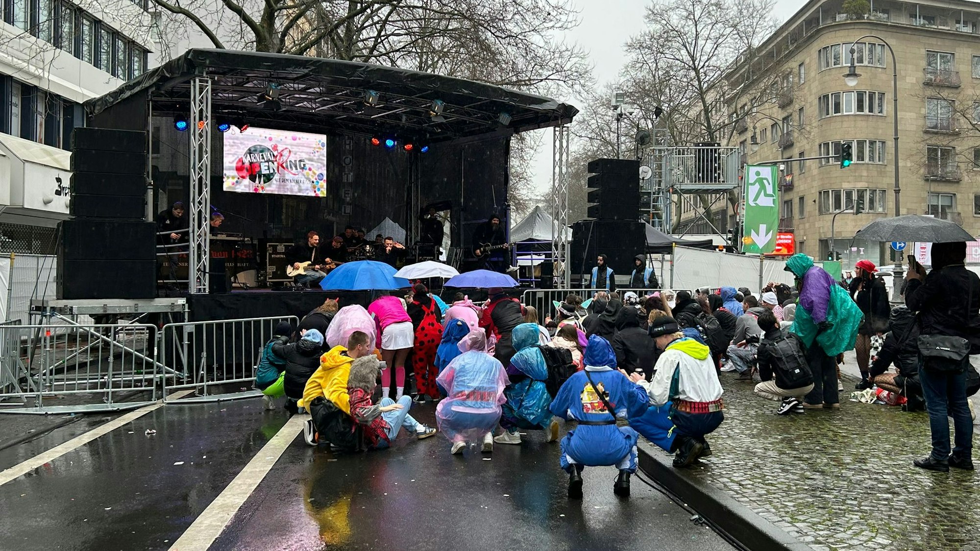 Wenige Menschen stehen vor der Ringbühne in Köln bei einem Auftritt von Stadtrand.