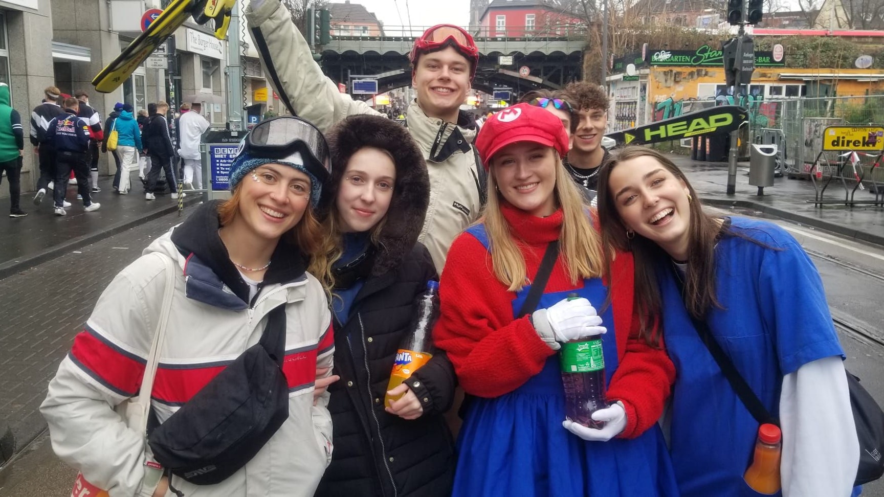 Gruppe Verkleideter posiert auf der Zülpicher Straße in Köln.