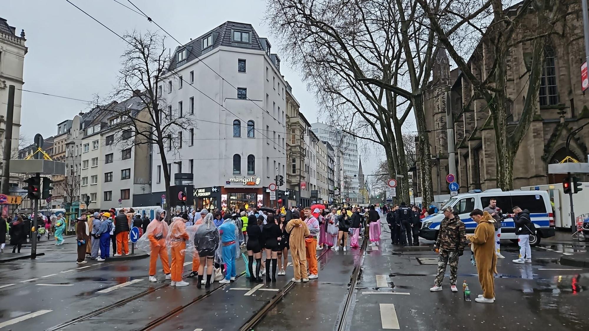 Viele Menschen stehen schon am Morgen auf der Zülpicher Straße in Köln.