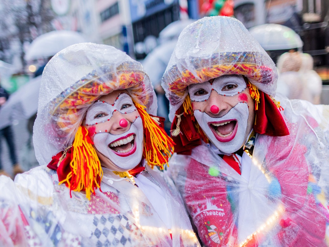 Echte Karnevalis-Jecke lassen sich die Stimmung auch durch Regen nicht vermiesen.