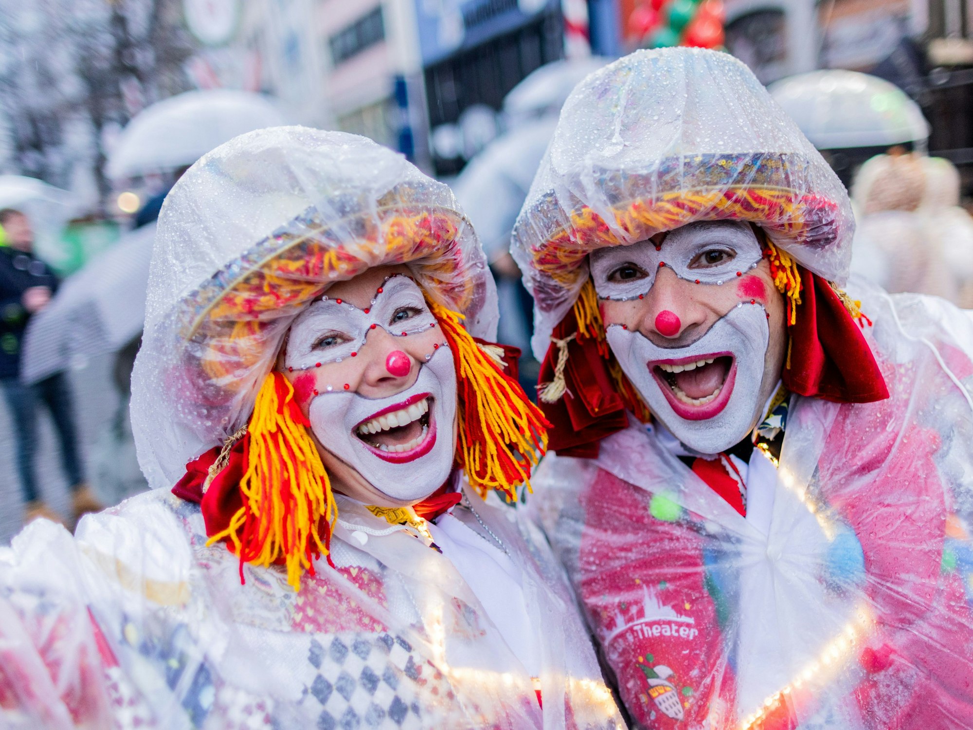 Echte Karnevalis-Jecke lassen sich die Stimmung auch durch Regen nicht vermiesen.
