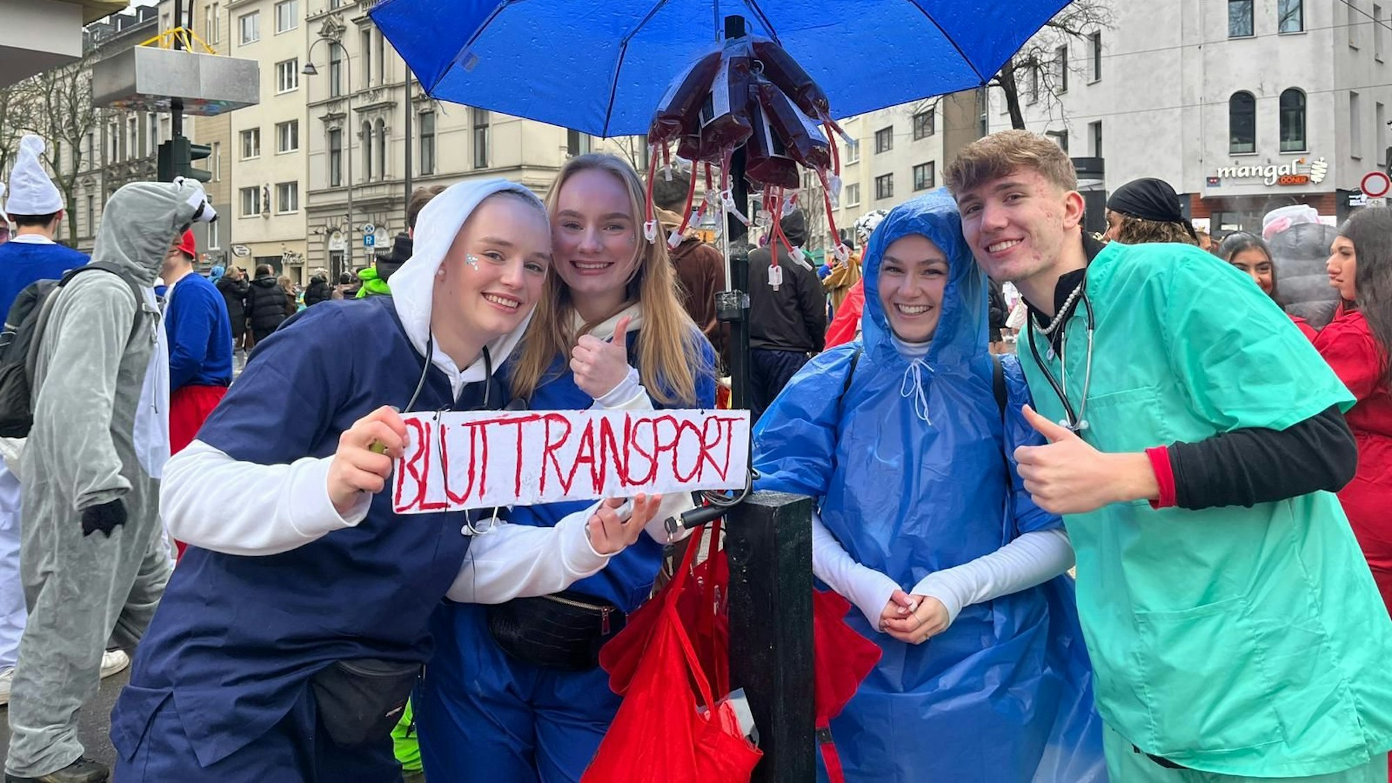 Junge Gruppe während Weiberfastnacht in Köln.
