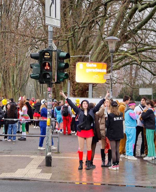 Feiernde an Weiberfastnacht im Kölner Grüngürtel.