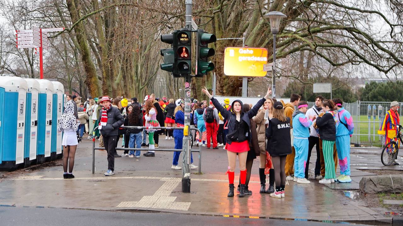 Feiernde an Weiberfastnacht im Kölner Grüngürtel.