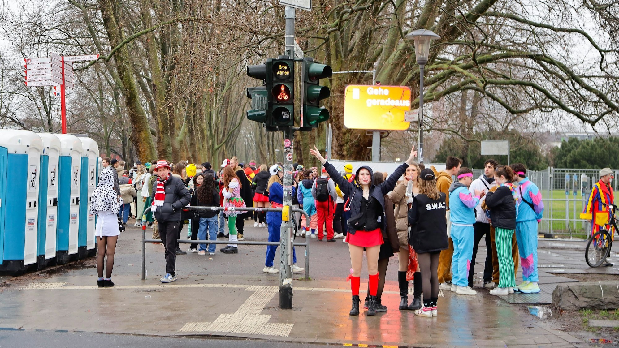 Feiernde an Weiberfastnacht im Kölner Grüngürtel.