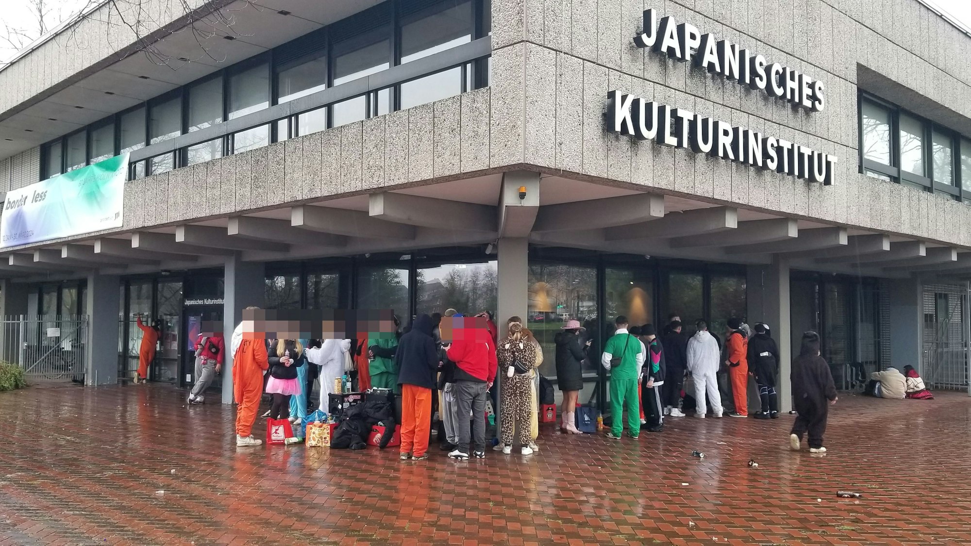 Feiernde am japanischen Kulturinstitut