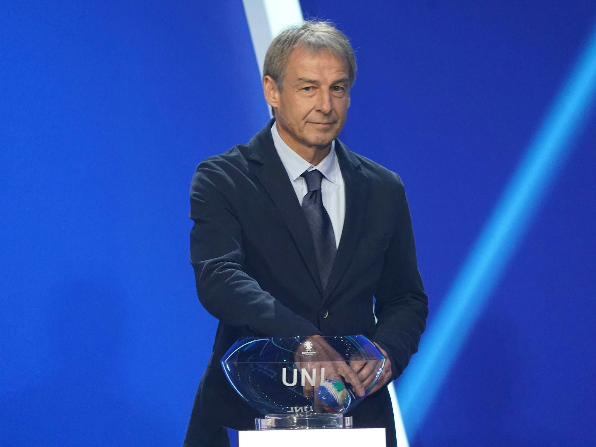 Ex-Bundestrainer Jürgen Klinsmann bei der Auslosung der Qualifikationsgruppen zur Europameisterschaft 2024 in der Frankfurter Festhalle am 9. Oktober 2022.