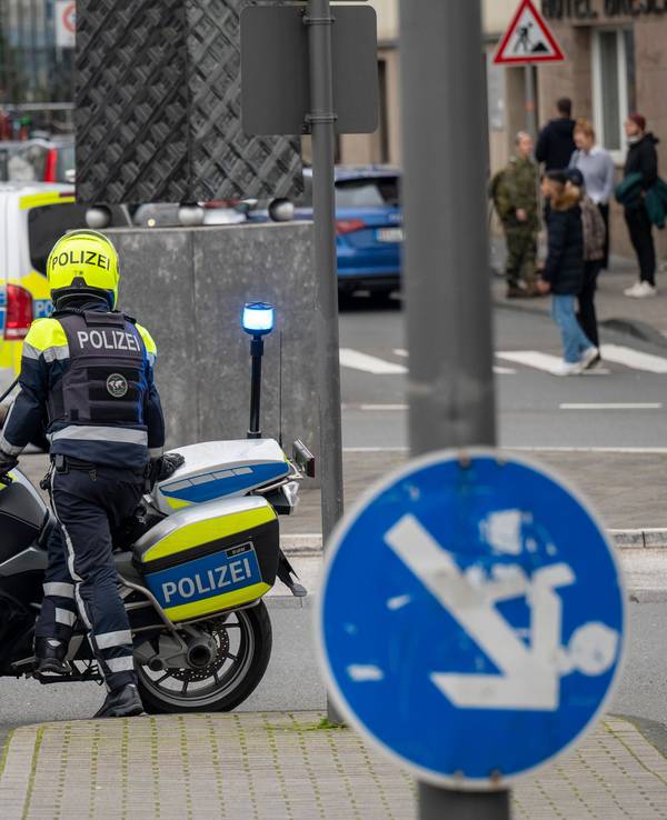 Einsatzkräfte der Polizei am Breslauer Platz in Köln.