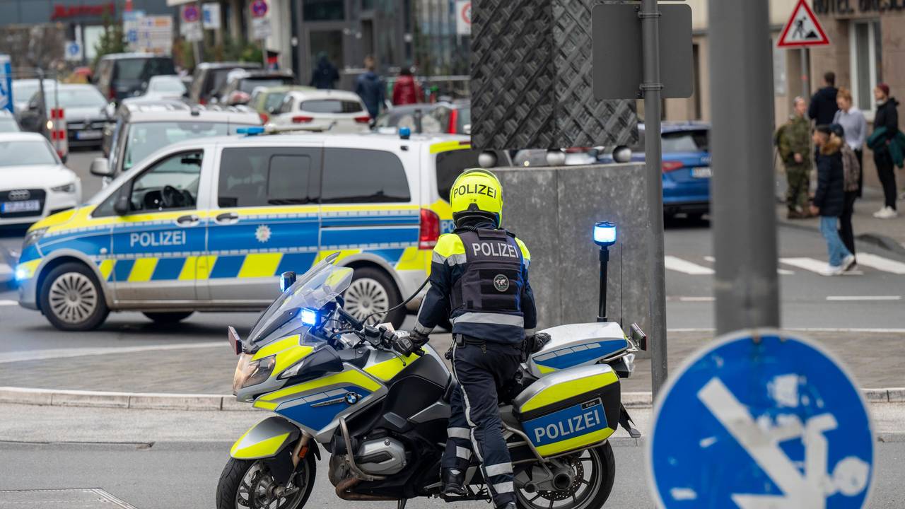 Einsatzkräfte der Polizei am Breslauer Platz in Köln.