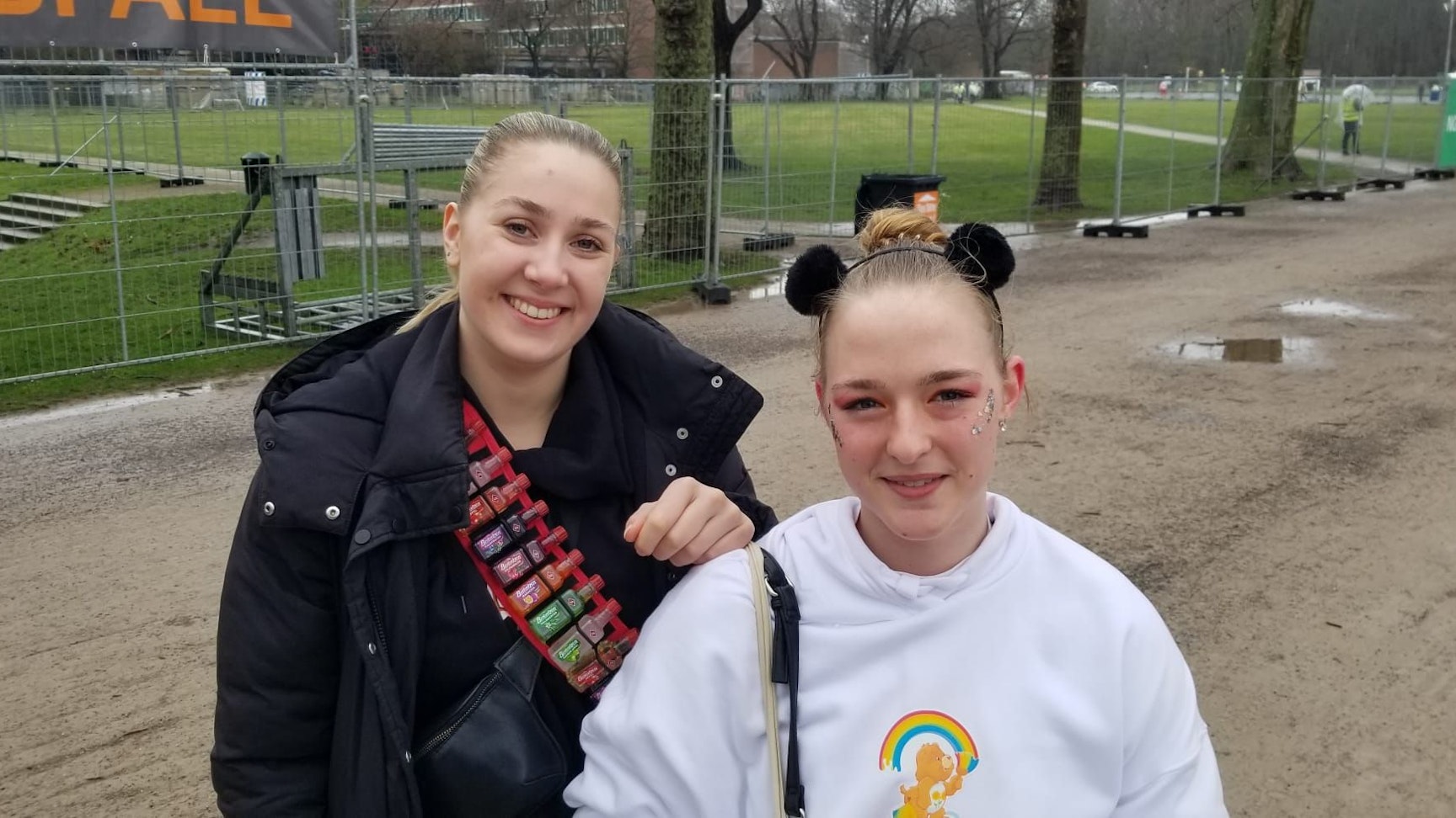 Zwei Frauen sind verkleidet und grinsen in die Kamera.