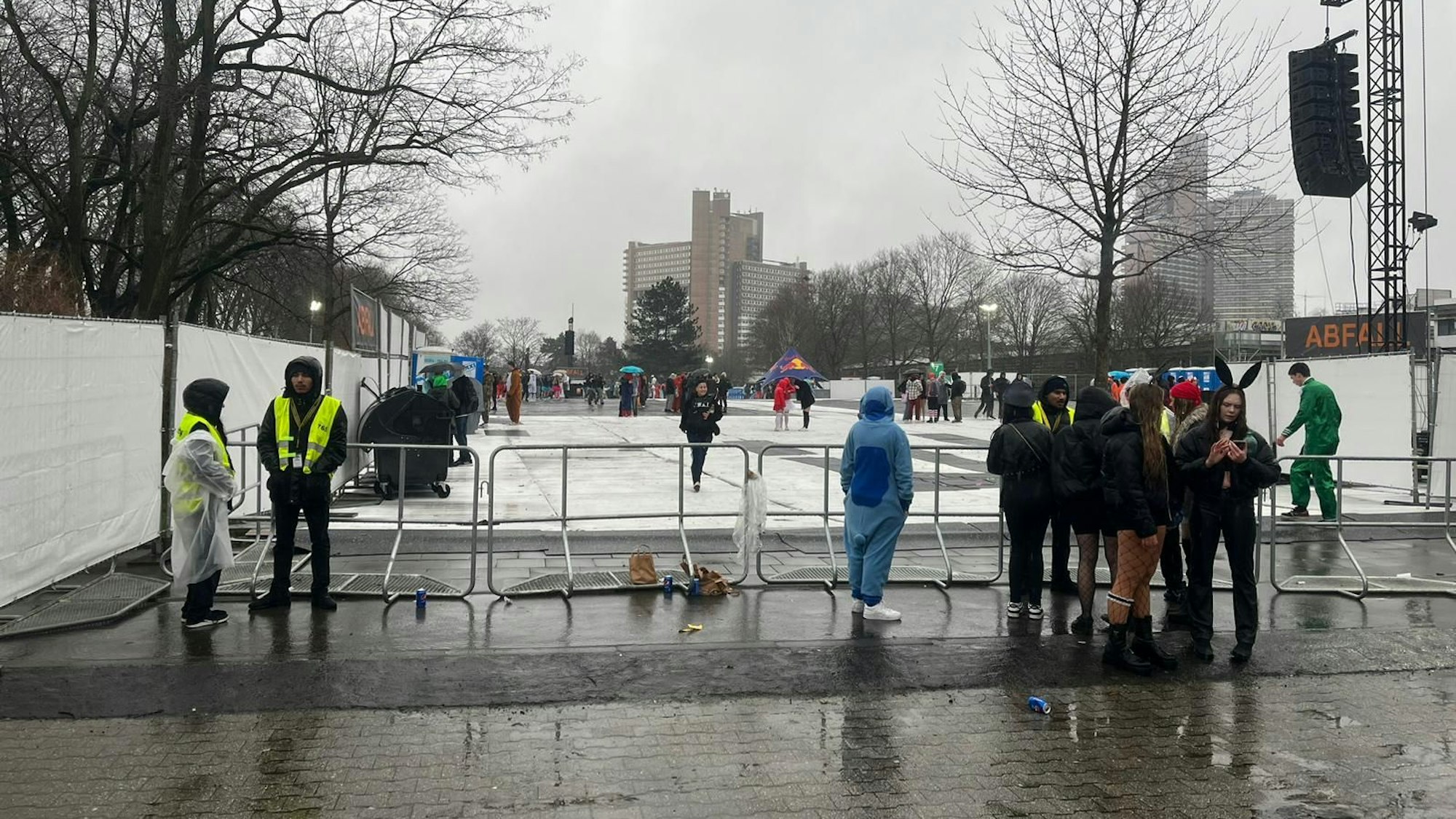 Leere Fläche an Karneval im Kölner Grüngürtel.