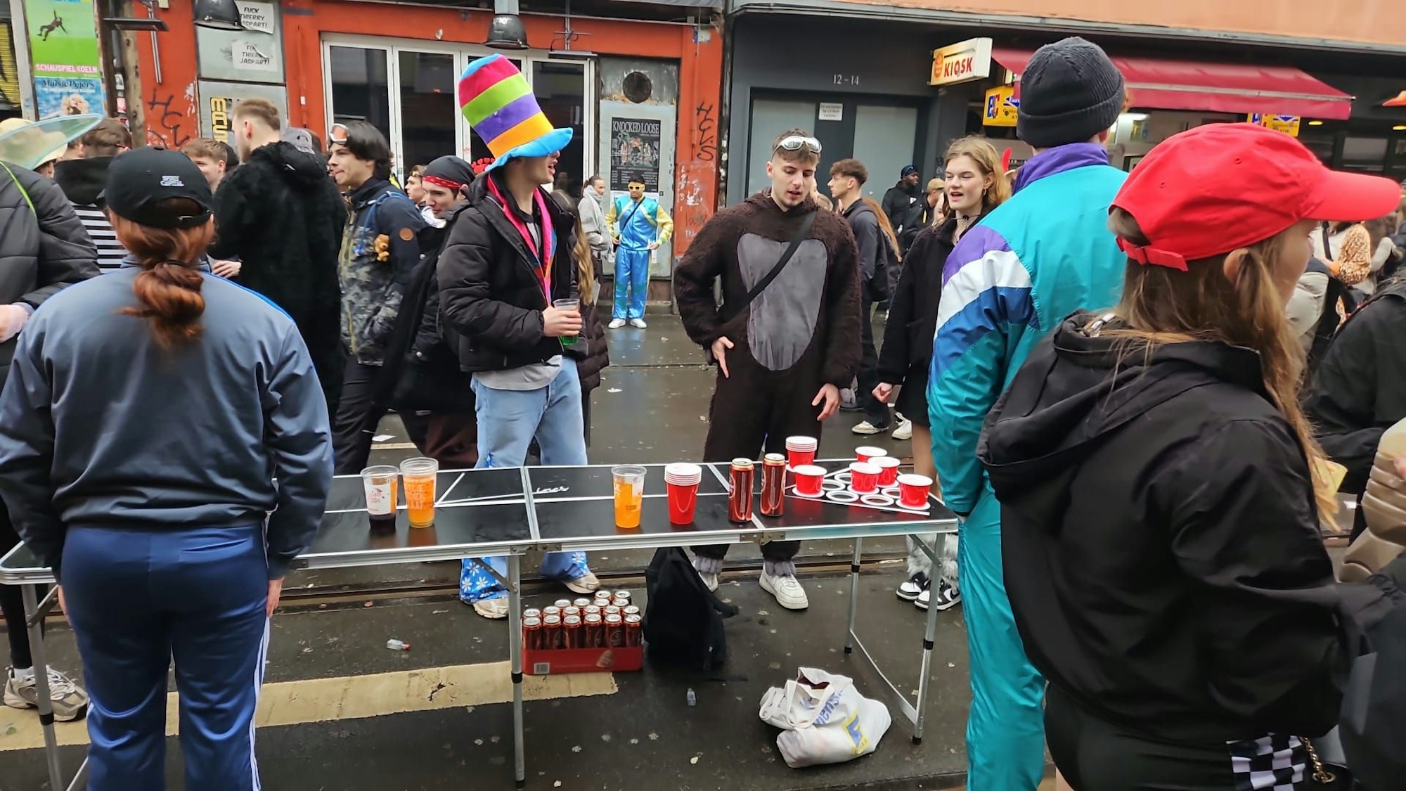 Bierpong-Tisch auf der Zülpicher Straße in Köln.