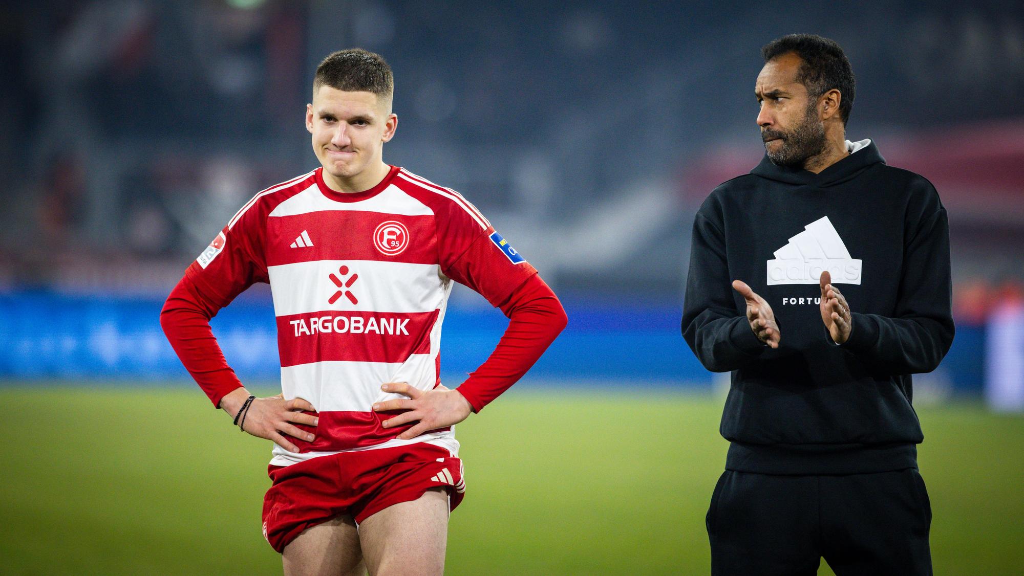 Daniel Thioune und Christos Tzolis gucken enttäuscht.