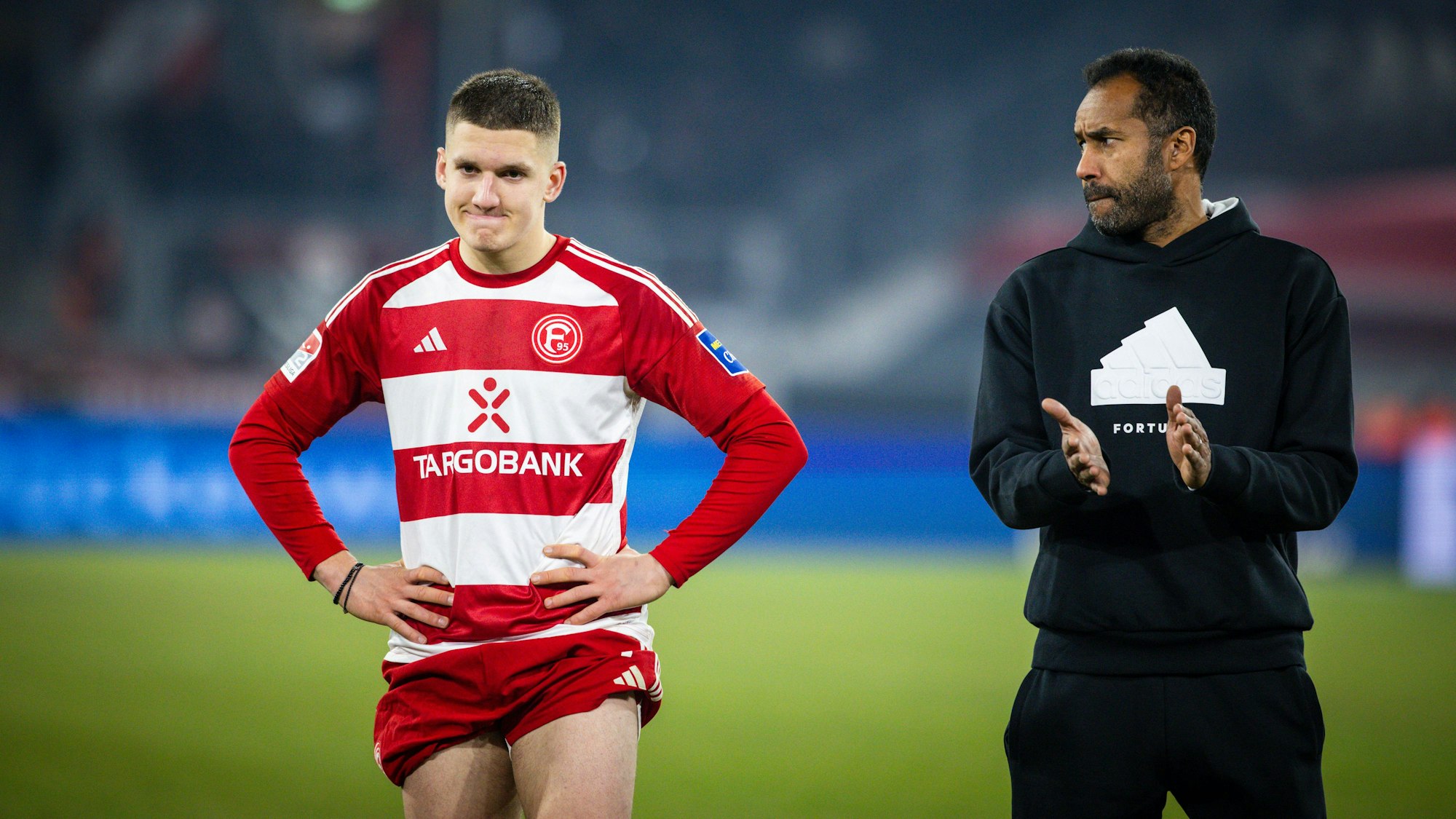 Daniel Thioune und Christos Tzolis gucken enttäuscht.