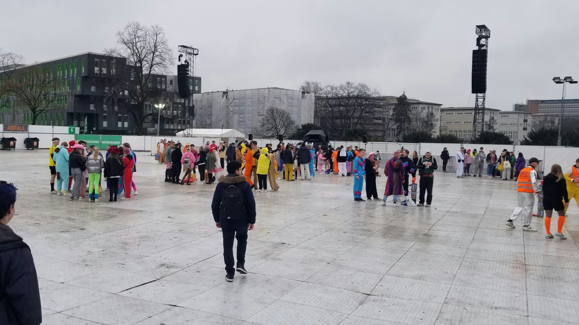 Die fast leere Uniwiese an Weiberfastnacht in Köln.
