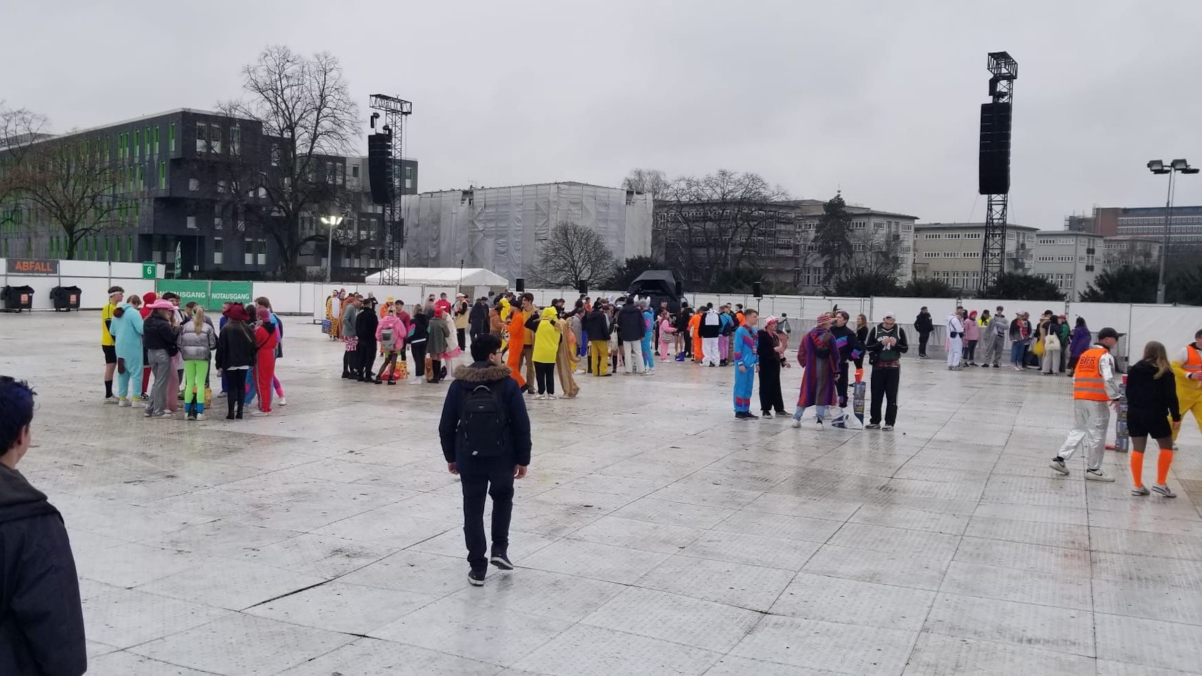 Die fast leere Uniwiese an Weiberfastnacht in Köln.