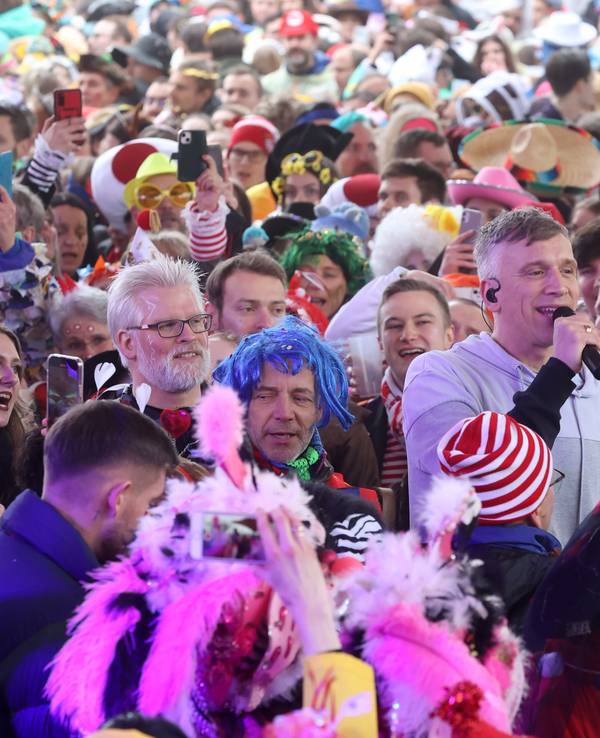 Bastian Campmann von Kasalla inmitten der Jecken beim Auftritt an Weiberfastnacht.