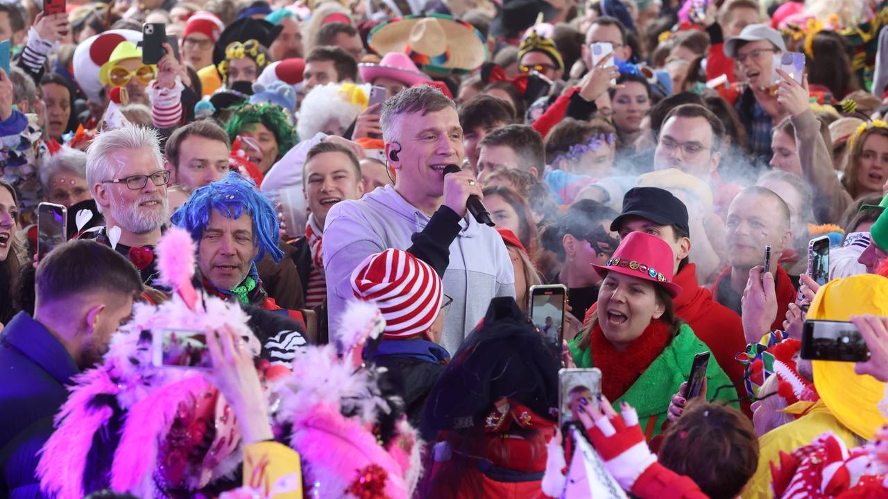 Bastian Campmann von Kasalla inmitten der Jecken beim Auftritt an Weiberfastnacht.