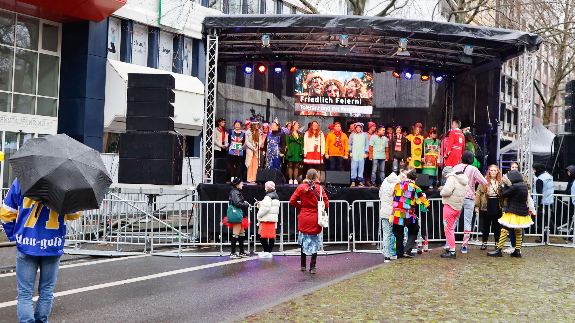 Neue Bühne auf dem Hohenstaufenring.