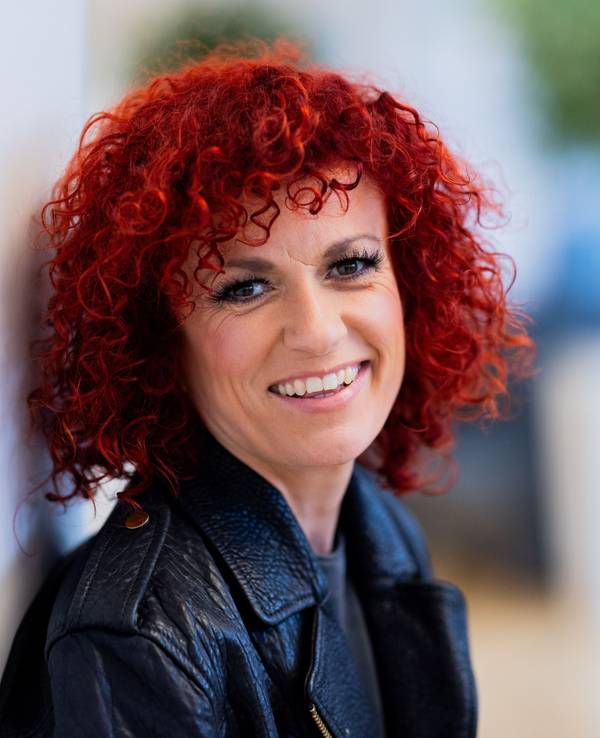Lucy Diakovska, Siegerin der Jubiläumsstaffel des Dschungelcamps, steht im Sendezentrum von RTL Deutschland.