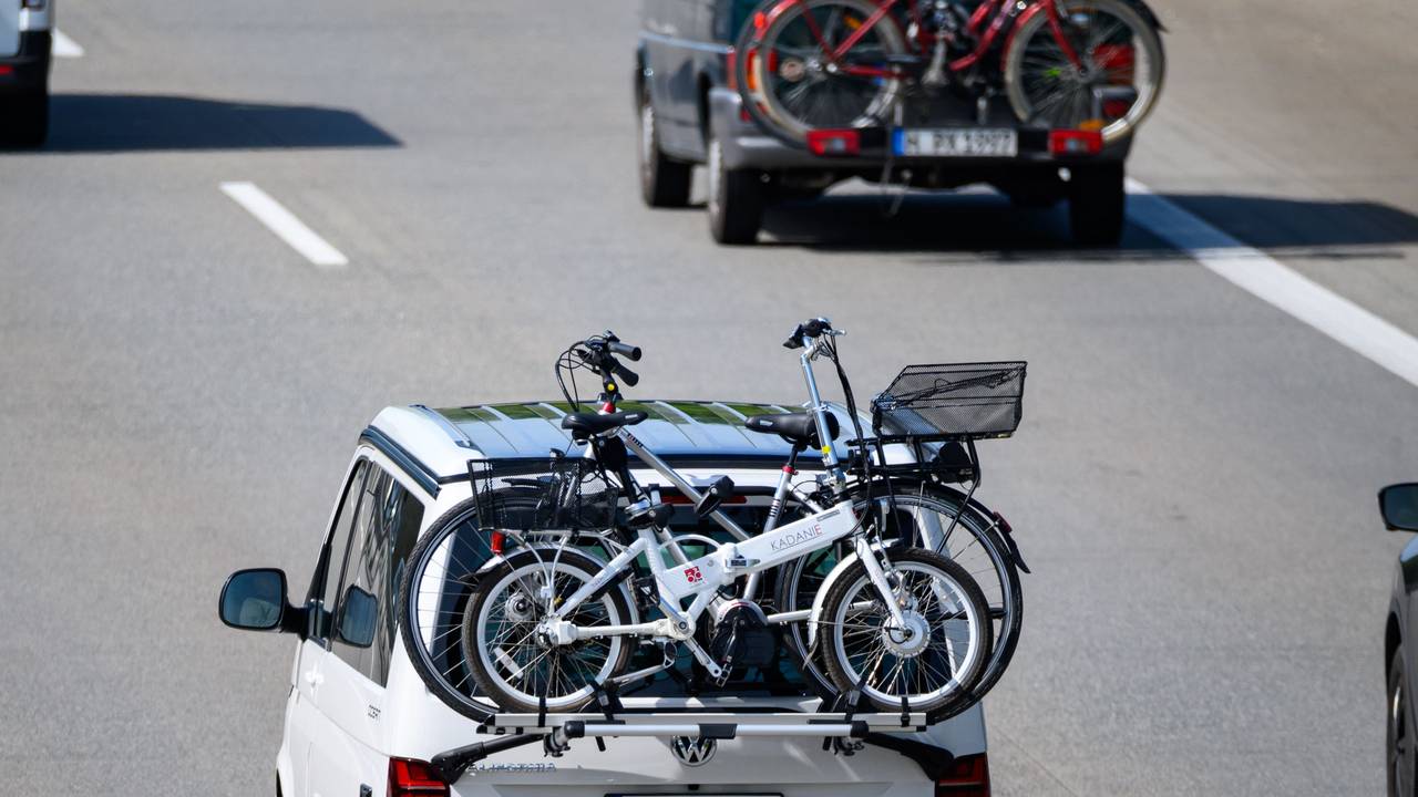 Fahrzeuge, hier am Kreuz Lübeck auf der A1 im Mai 2023, transportieren Fahrräder.