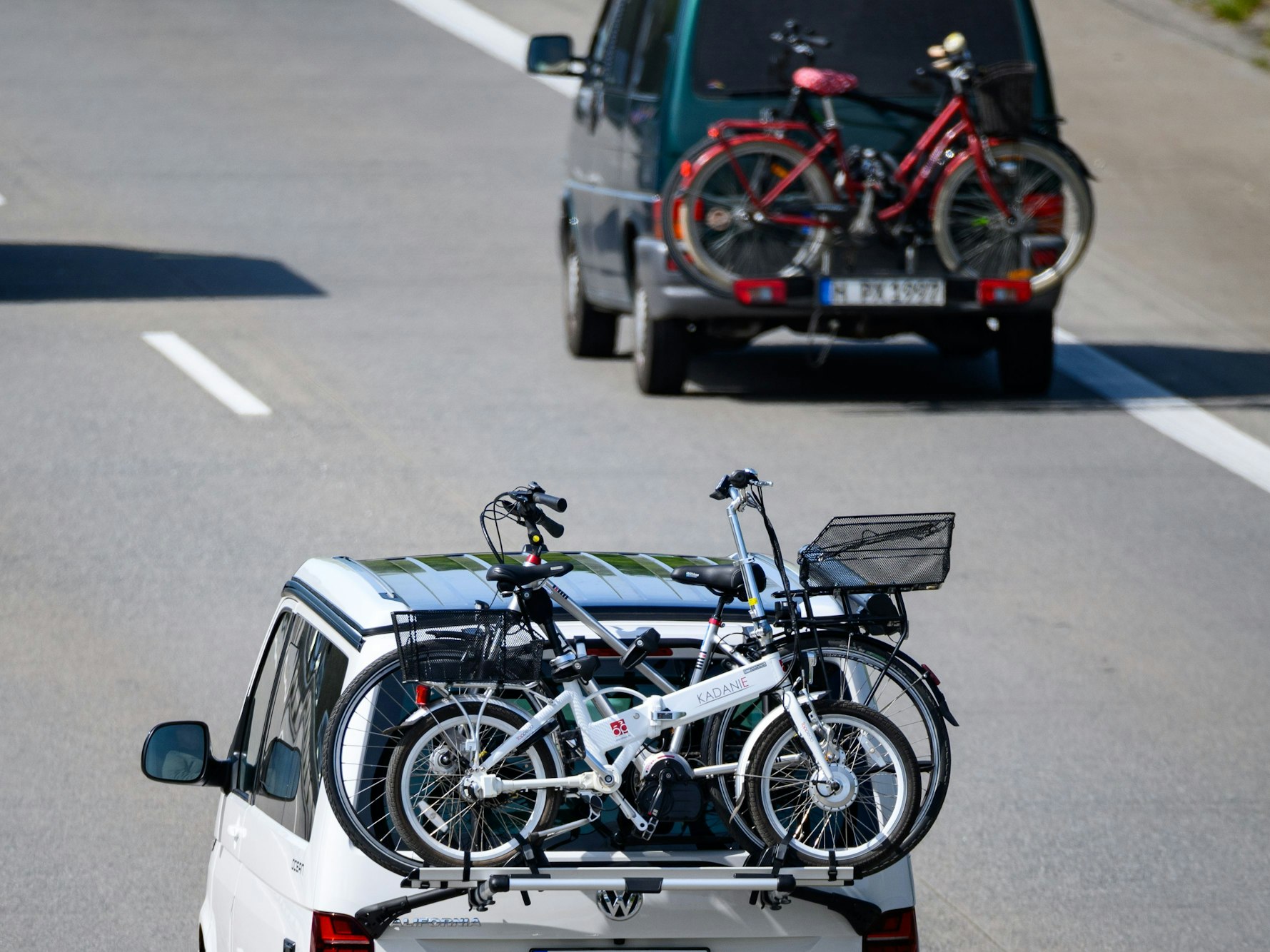 Fahrzeuge, hier am Kreuz Lübeck auf der A1 im Mai 2023, transportieren Fahrräder.
