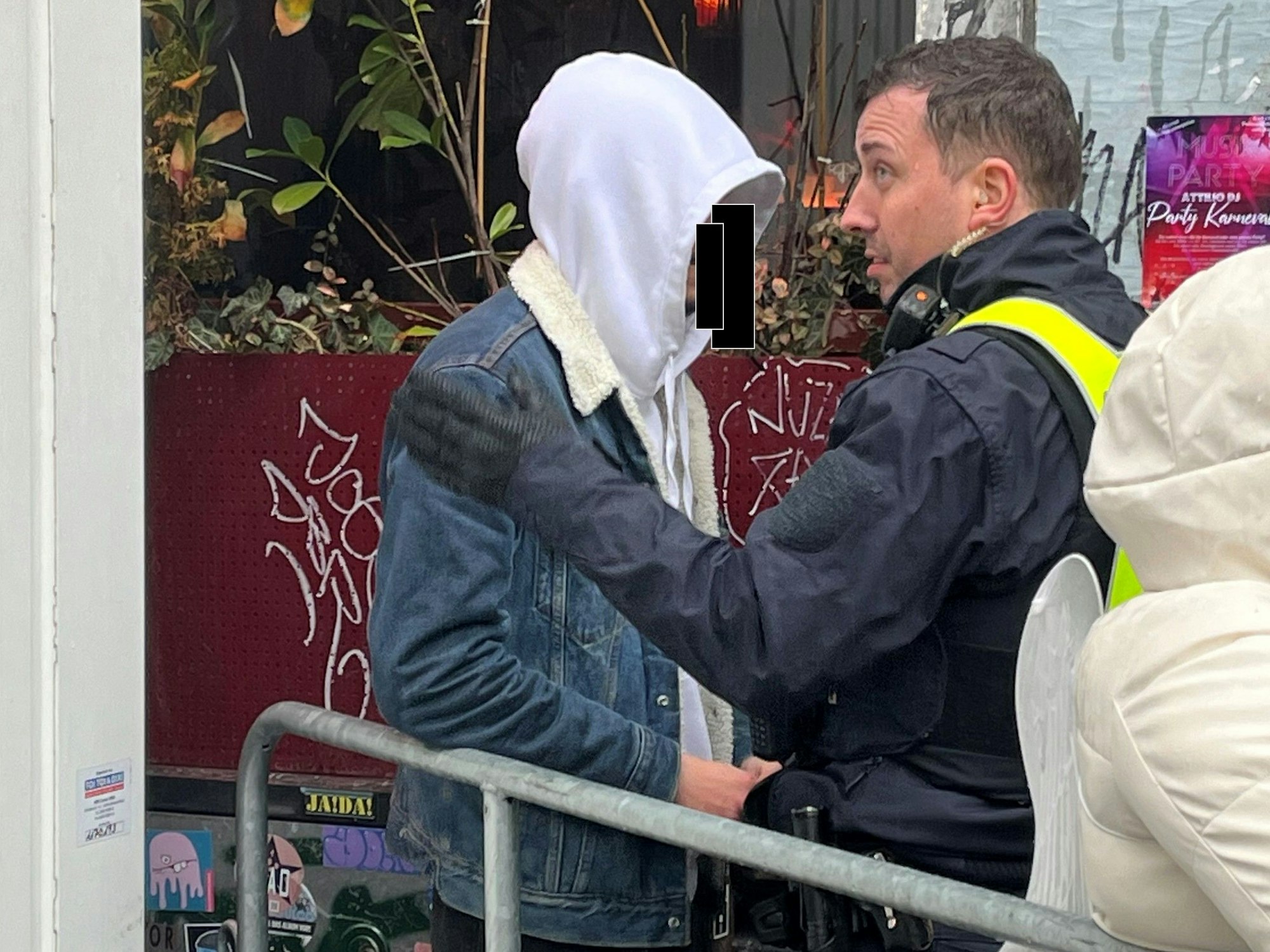 Ein Mitarbeiter des Ordnungsamtes spricht mit einem jungen Mann.
