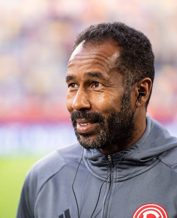 Daniel Thioune schaut hoffnungsvoll in die Ferne.