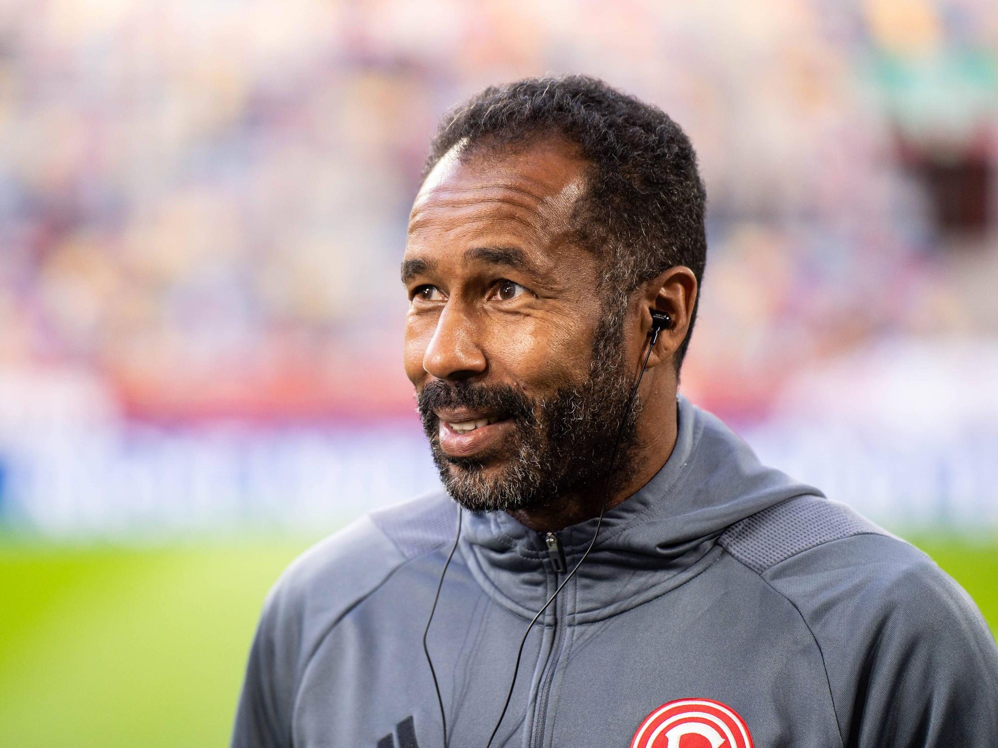 Daniel Thioune schaut hoffnungsvoll in die Ferne.