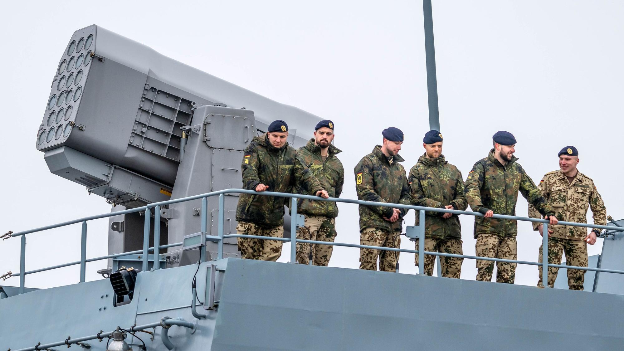 Die Besatzung der Fregatte „Hessen“ beim Auslaufen aus dem Hafen. Das Schiff der Bundeswehr bricht von Wilhelmshaven aus in See, um sich im Roten Meer am Schutz von Handelsschiffen gegen Angriffe der vom Iran unterstützten Huthi-Miliz zu beteiligen.