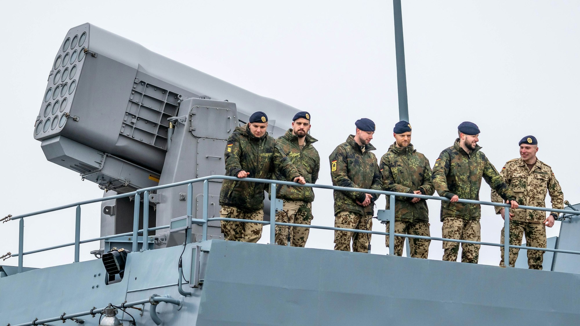 Die Besatzung der Fregatte „Hessen“ beim Auslaufen aus dem Hafen. Das Schiff der Bundeswehr bricht von Wilhelmshaven aus in See, um sich im Roten Meer am Schutz von Handelsschiffen gegen Angriffe der vom Iran unterstützten Huthi-Miliz zu beteiligen.