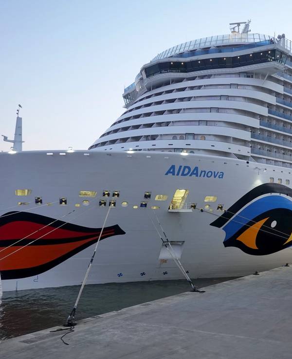 Das Kreuzfahrtschiff „AIDAnova“ liegt im Kreuzfahrtterminal der portugiesischen Hauptstadt Lissabon, hier im Januar 2022.