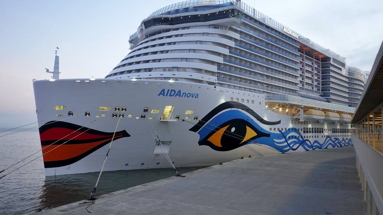 Das Kreuzfahrtschiff „AIDAnova“ liegt im Kreuzfahrtterminal der portugiesischen Hauptstadt Lissabon, hier im Januar 2022.