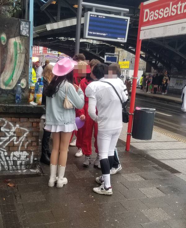 Jugendliche konsumieren Lachgas auf der Zülpicher Straße.