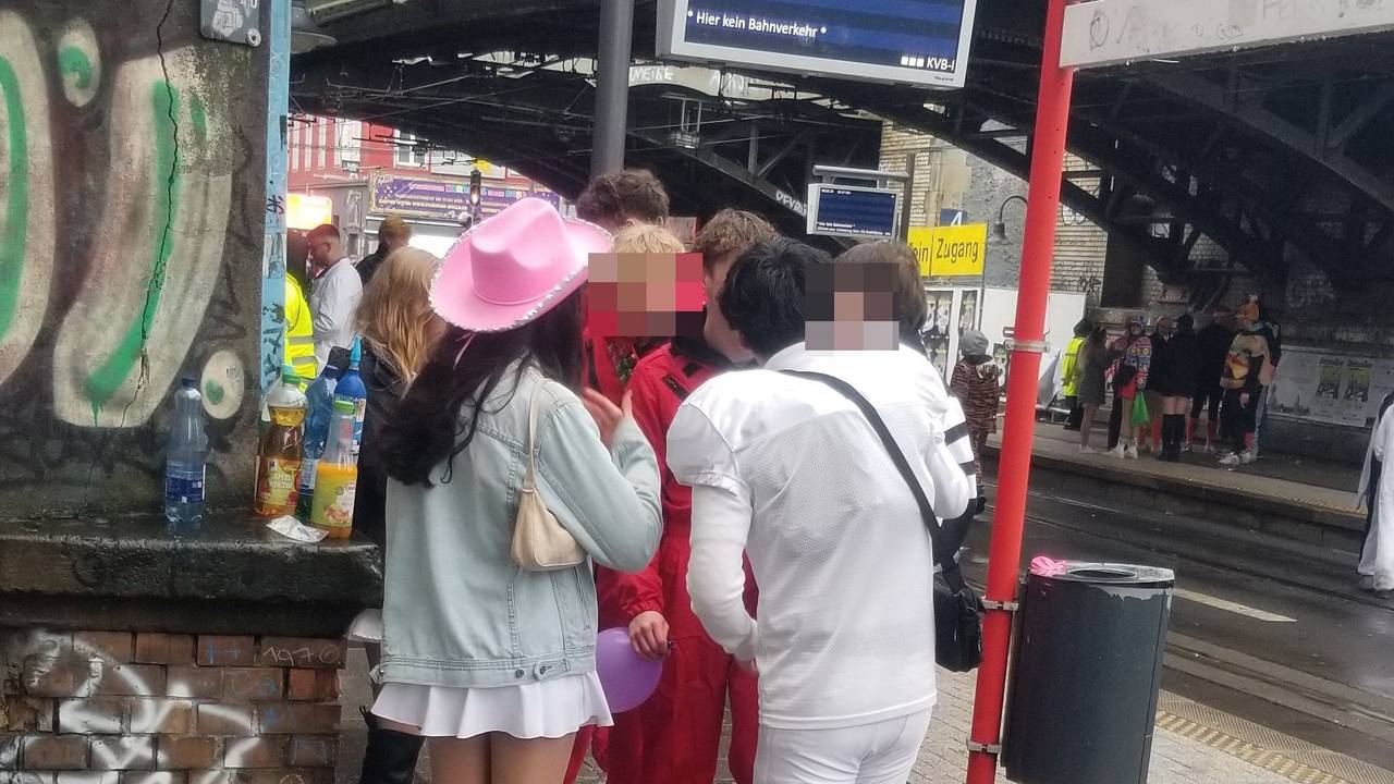 Jugendliche konsumieren Lachgas auf der Zülpicher Straße.