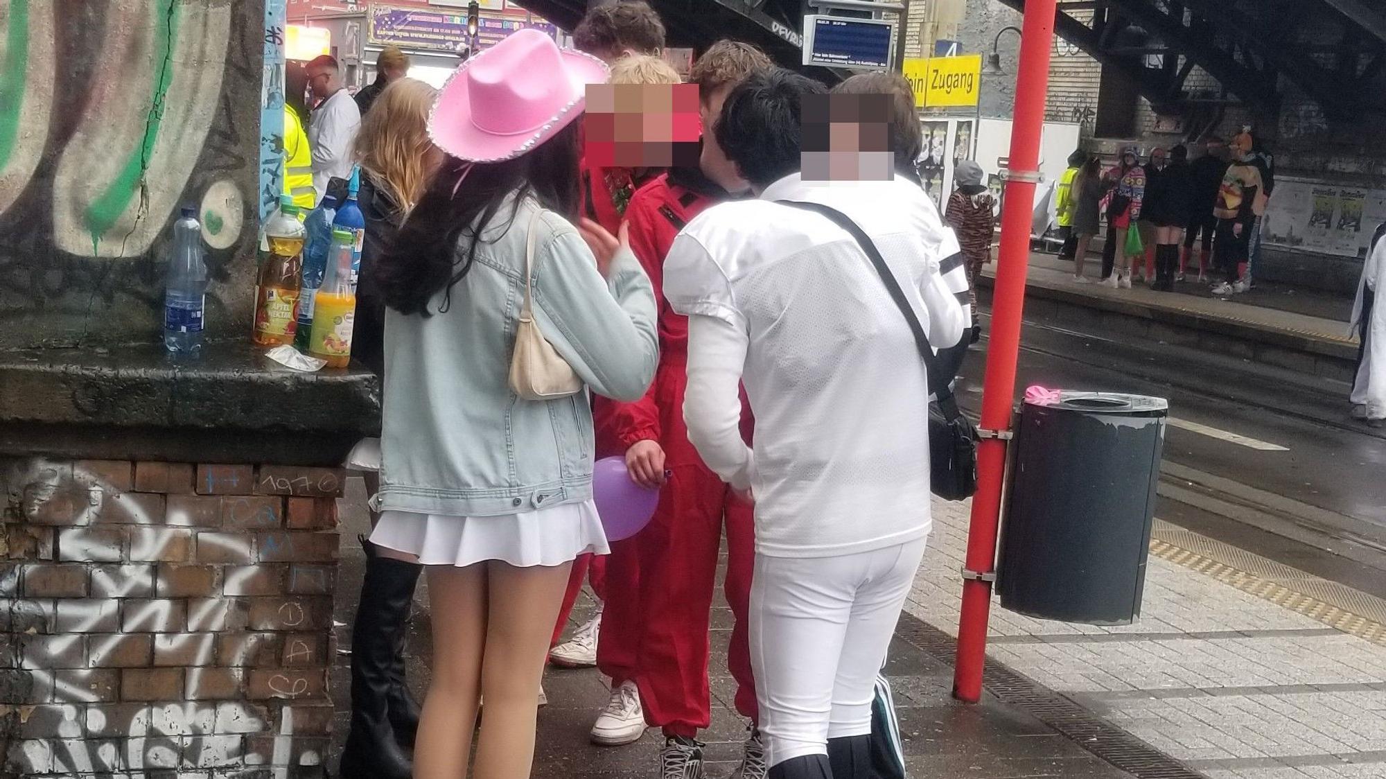 Jugendliche konsumieren Lachgas auf der Zülpicher Straße.