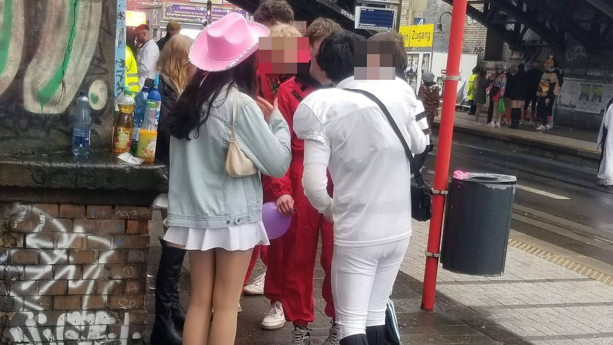 Jugendliche konsumieren Lachgas auf der Zülpicher Straße.