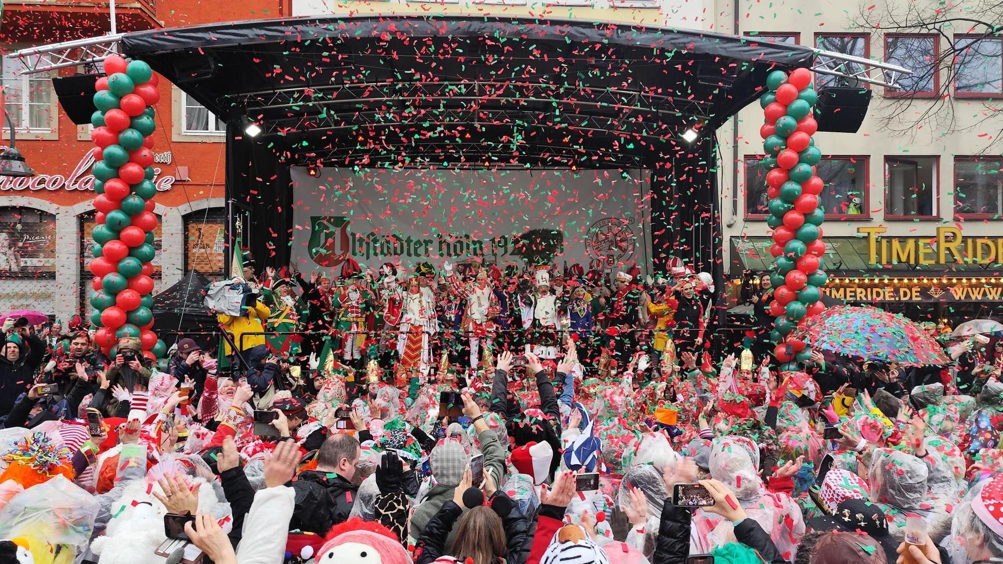 Das Dreigestirn auf dem Podium am Alter Markt in Köln.