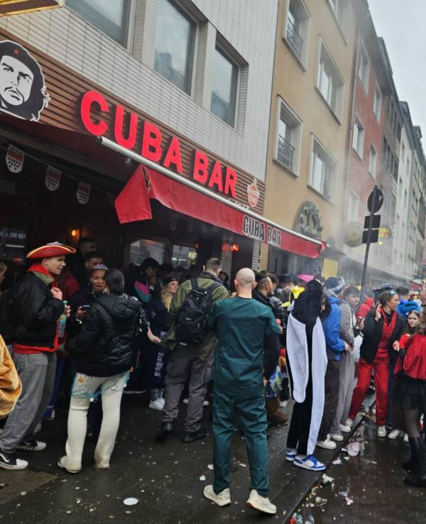 Jecke feiern Karneval 2024 auf der Zülpicher Straße. Viele Kneipen hatten geöffnet.