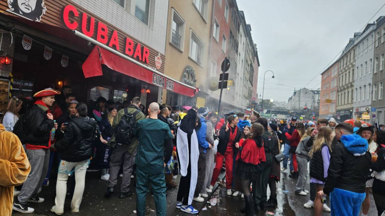 Jecke feiern Karneval 2024 auf der Zülpicher Straße. Viele Kneipen hatten geöffnet.