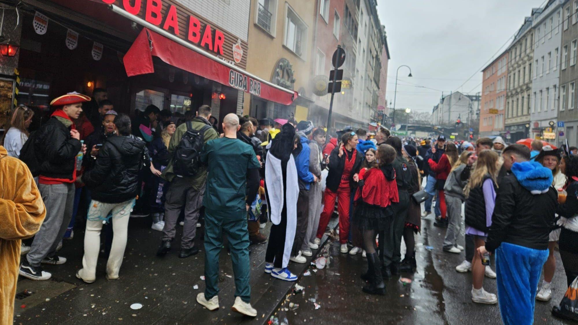 Jecke feiern Karneval 2024 auf der Zülpicher Straße. Viele Kneipen hatten geöffnet.