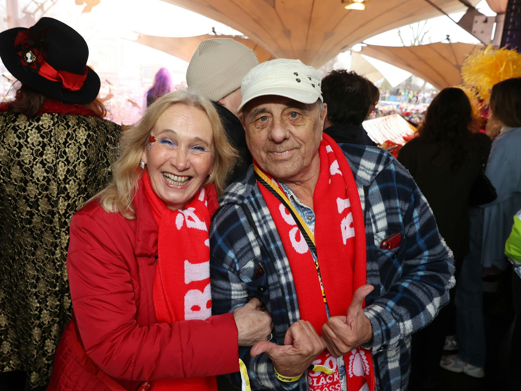 Weiberfastnachtsbühne im Tanzbrunnen: Maggie mit ihrem Erry.