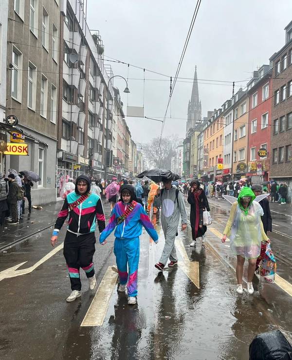 Menschen flüchten von der Zülpicher Straße.