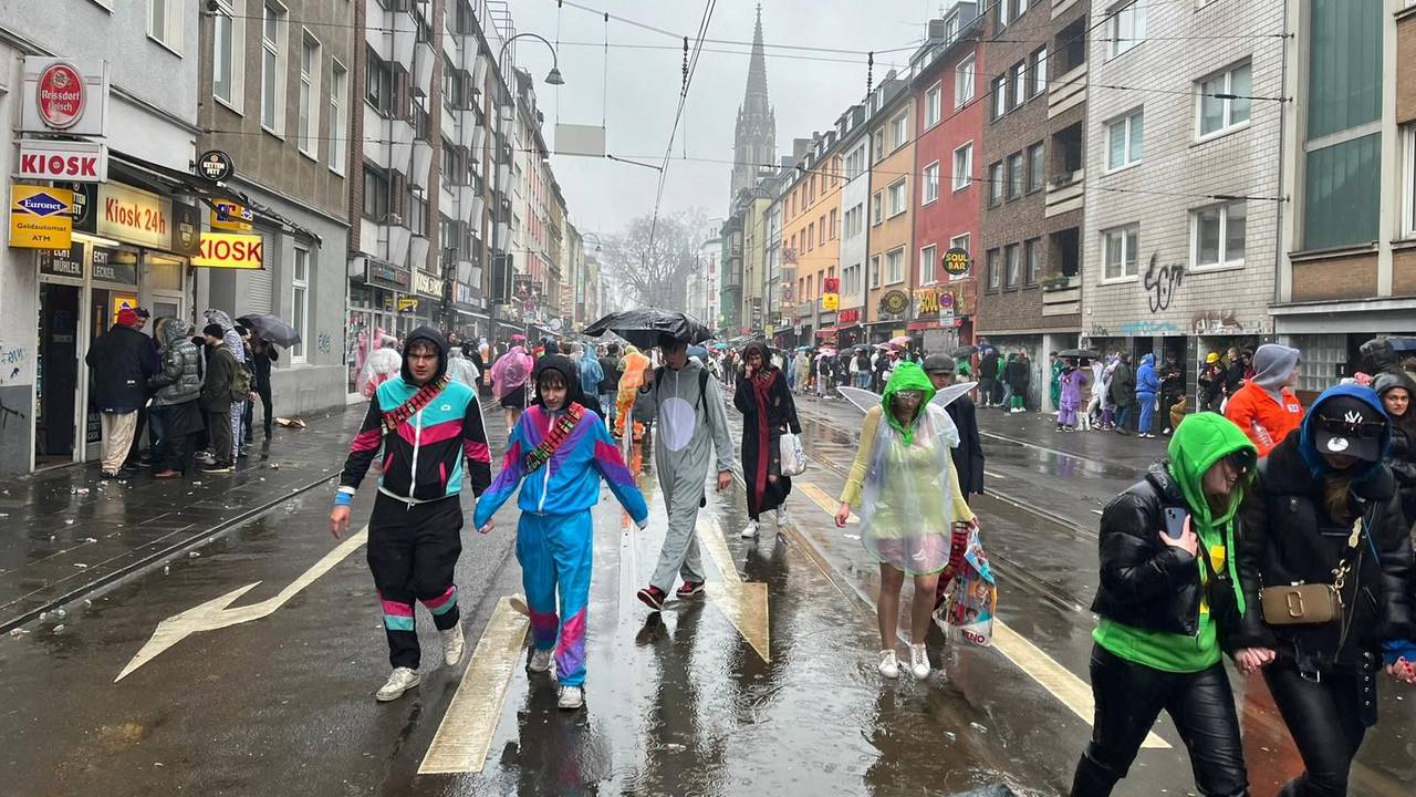 Menschen flüchten von der Zülpicher Straße.