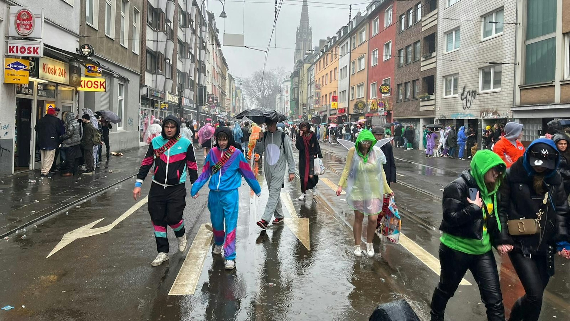 Menschen flüchten von der Zülpicher Straße ins Trockene.