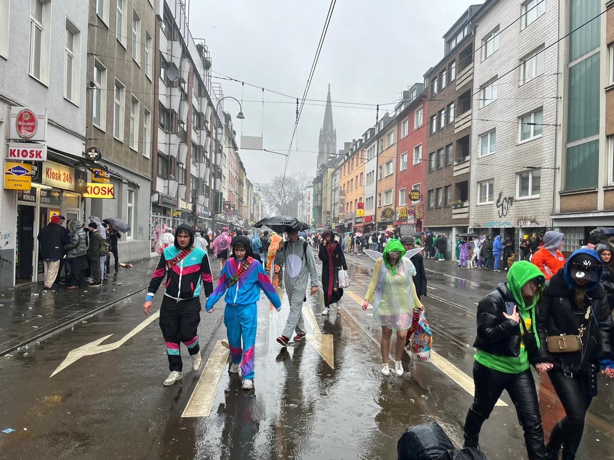 Menschen flüchten von der Zülpicher Straße.