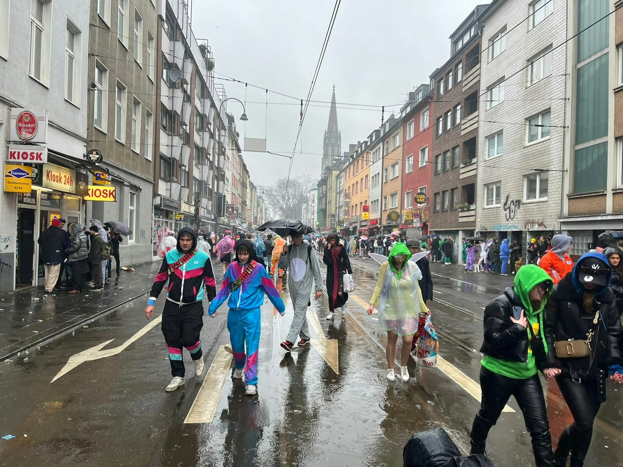 Menschen flüchten von der Zülpicher Straße.