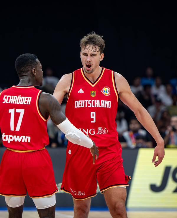 Daniel Theis, Dennis Schröder und Franz Wagner gemeinsam während der WM-Partie gegen die USA am 8. September 2023.